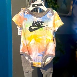 BRAND NEW/ NEVER WORN NIKE BABY 2 PIECE SET